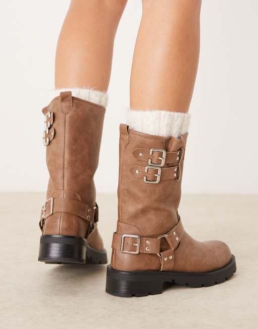Botas biker beis lavado con detalle de arnés de Glamorous Wide Fit, 2 de 4