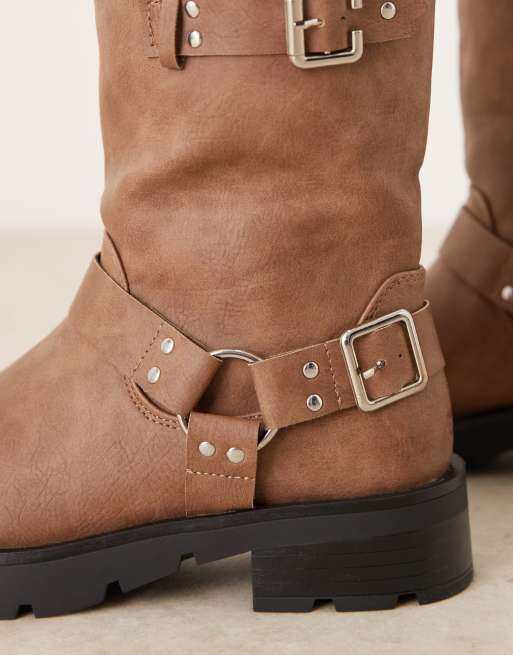 Botas biker beis lavado con detalle de arnés de Glamorous Wide Fit, 3 de 4
