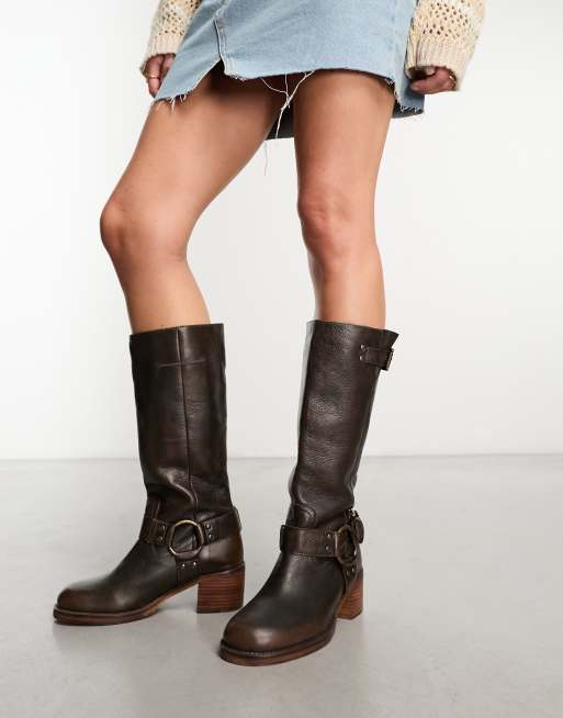 Botas biker color castaño por la rodilla con arnés de cuero New Camperos de Bronx