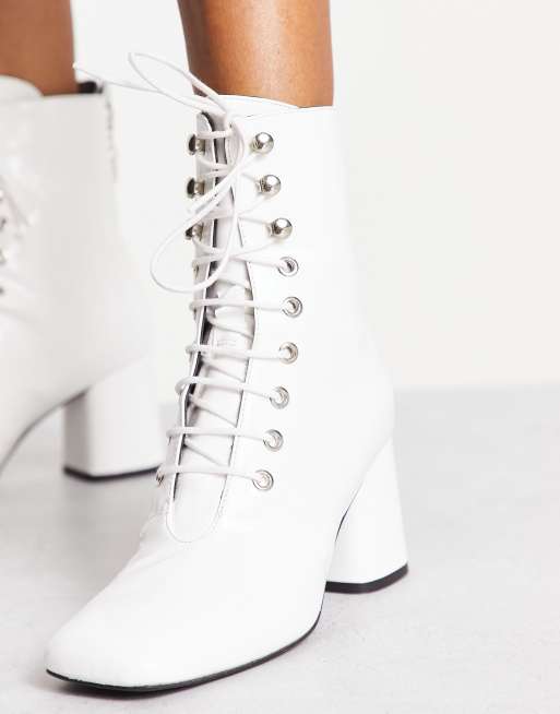 Botas blancas con cordones y cremallera trasera de Love Moschino