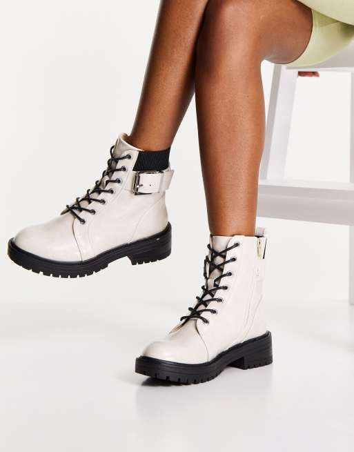 Botas blancas planas con detalle de de New Look | ASOS