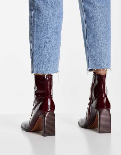 Botas burdeos con tacón alto y puntera cuadrada de cuero Embrace de ASOS DESIGN Wide Fit, 2 de 4