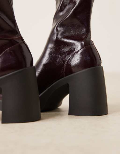 Botas burdeos estilo calcetín de tacón con suela gruesa y puntera cuadrada de charol Edison de ASOS DESIGN, 3 de 4