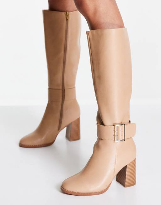 Botas camel por la rodilla con tacón y hebilla Charlotte de ASOS DESIGN, 3 de 4