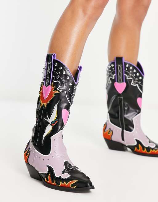 Botas camperas planas con dise o de corazones y llamas Arkansas de ASOS DESIGN