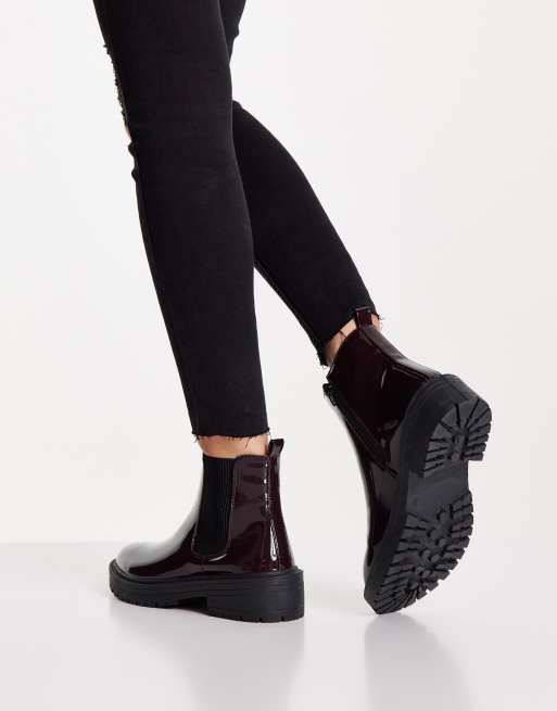 Botas Chelsea burdeos planas con suela gruesa de charol de New Look, 2 de 4