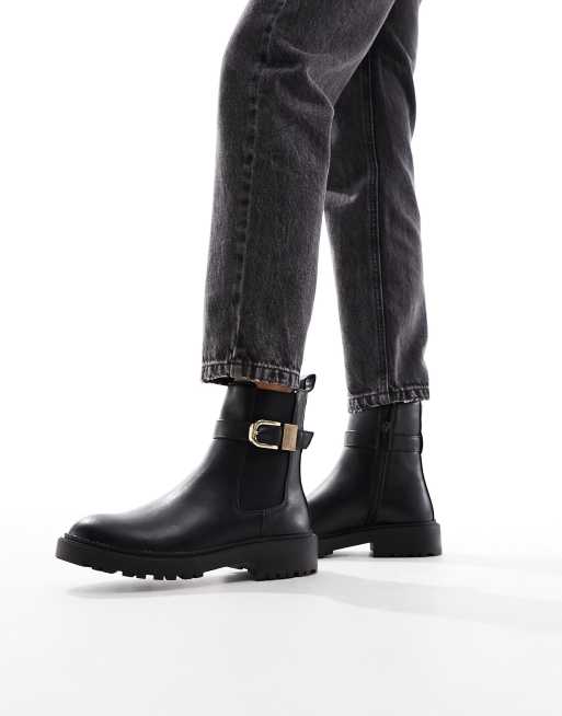 Botas Chelsea negras con detalle de herrajes de New Look