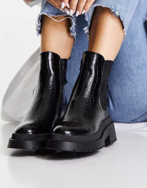 Botas Chelsea negras planas con suela gruesa y acabado efecto cocodrilo de  New Look | ASOS