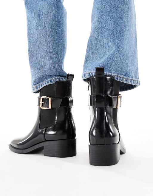 Botas Chelsea negros con tacón y detalle de hebilla Cadie de schuh, 4 de 4