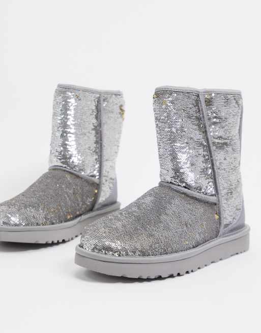 Botas clásicas cortas con diseño reversible y lentejuelas en dorado de UGG 
