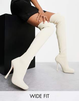 Botas color blanco hueso por encima de la rodilla con tacón de aguja de punto Bubbles de Public Desire Wide Fit 