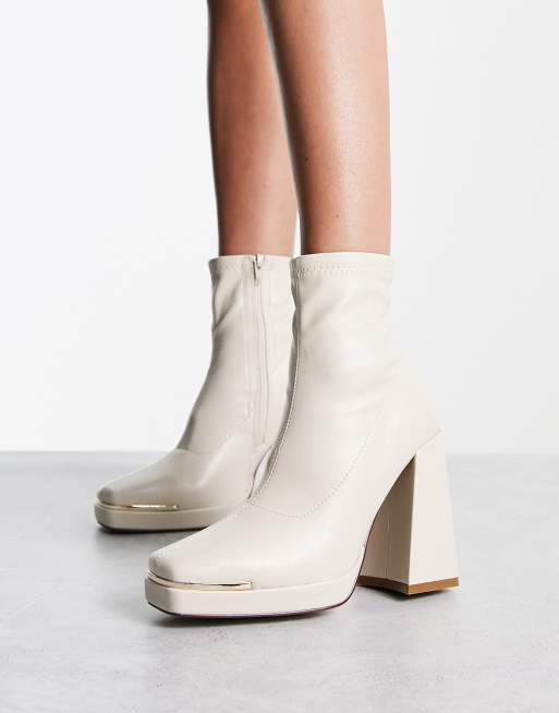 Botas color crema con ribete, puntera cuadrada y plataforma de Truffle Collection