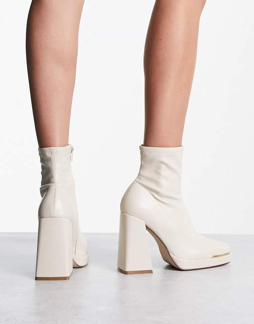 Botas color crema con ribete, puntera cuadrada y plataforma de Truffle Collection, 2 de 4