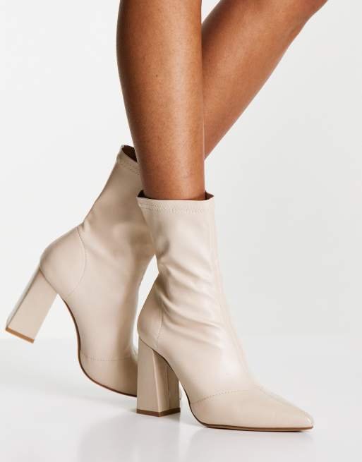 Botas color crema estilo calcetín de tacón de Truffle Collection