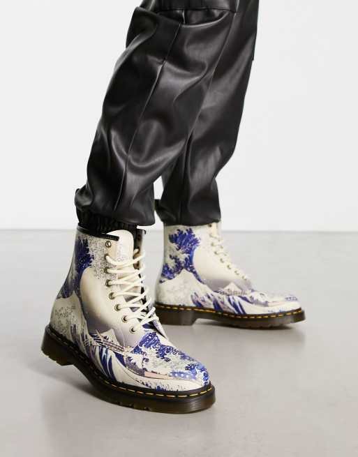 Botas color hueso con estampado y 8 pares de ojales 1460 de Dr Martens x The Met