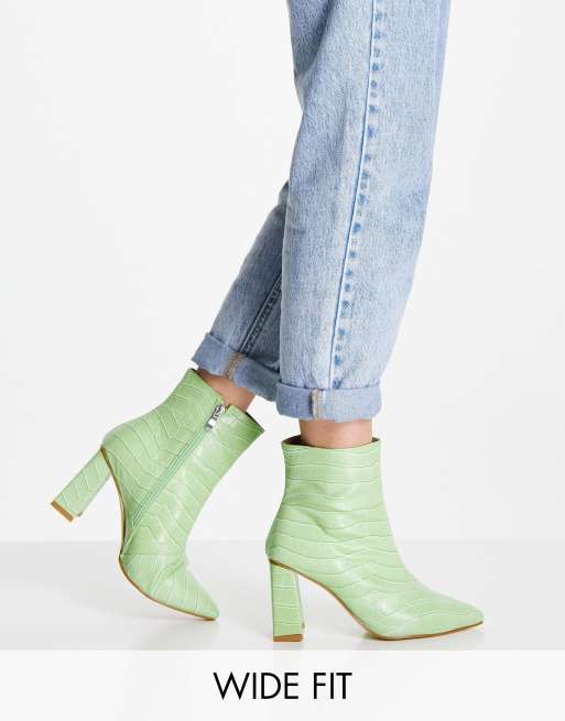 Botas color lima de tacón medio y efecto cocodrilo Belina de Raid Wide Fit