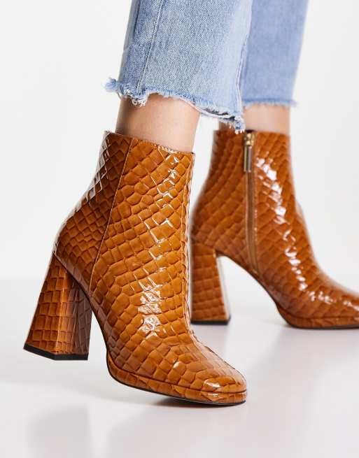 Botas color tostado de efecto cocodrilo de charol Bougie de Miss Selfridge