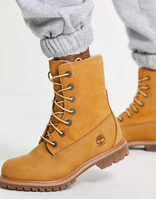 Botas color trigo tostado con interior tipo peluche Authentics de Timberland |