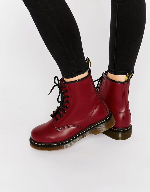 Botas con 8 ojales y dise o liso en rojo cereza de Dr Martens