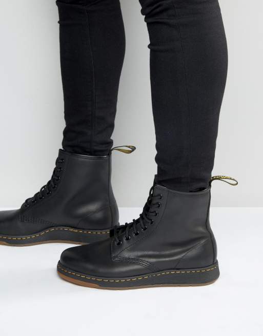 Botas con 8 pares de ojales Lite Newton de Dr. Martens