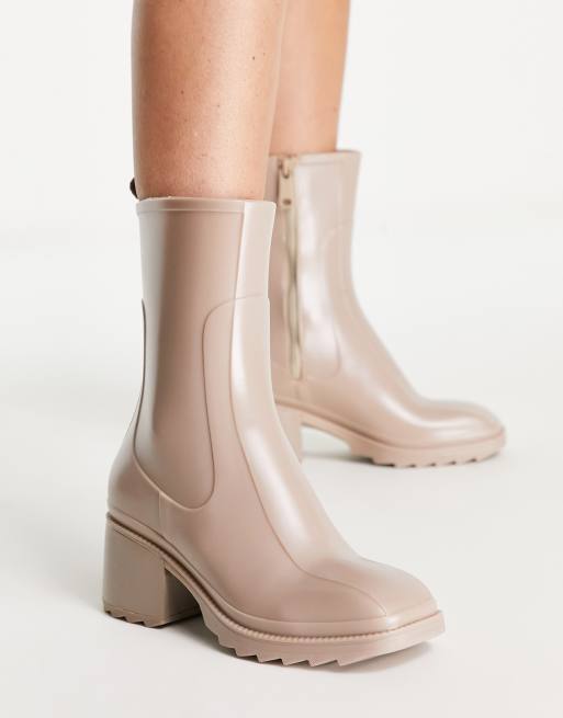 Botas de agua color crema con tacón London ASOS