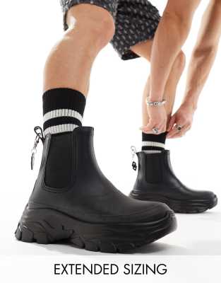 Botas de agua con suela gruesa y detalle de cadena en la parte trasera de ASOS DESIGN