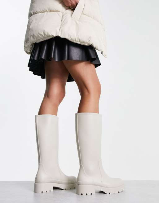 Botas de agua por la rodilla color crema mate con suela gruesa de Truffle Collection