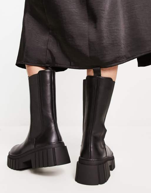 Botas de media caña negras planas con suela gruesa dentada de New Look, 2 de 4