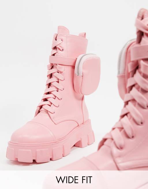 Botas de media caña y suela gruesa con bolsito rosa pastel de Public Desire  Wide Fit Intention | ASOS