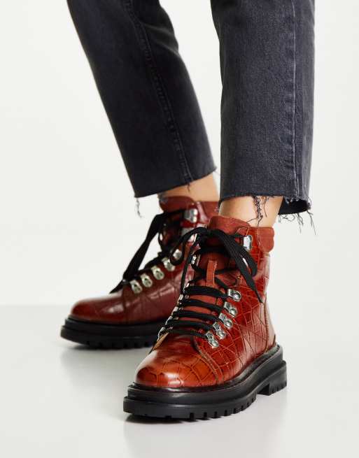 Botas de montaña color tostado efecto cocodrilo con cordones y suela gruesa Adrift de ASOS DESIGN