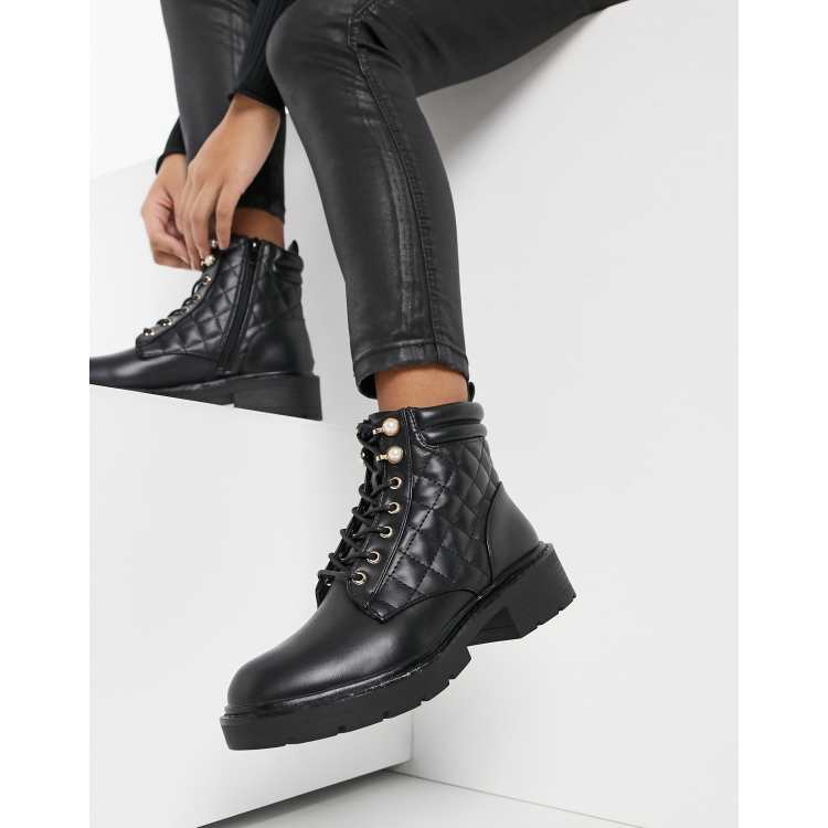 Botas de monta a negras acolchadas con cordones y adornos de