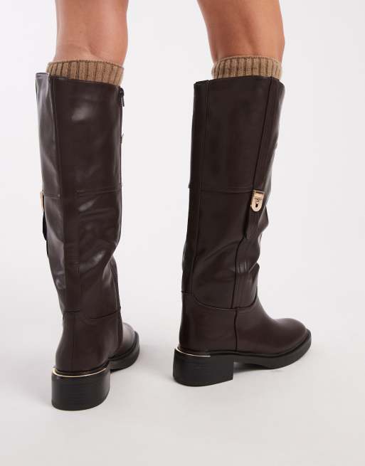 Botas de montar marrón chocolate con diseño elegante y detalle de hebilla Twix de SEQWL, 3 de 4