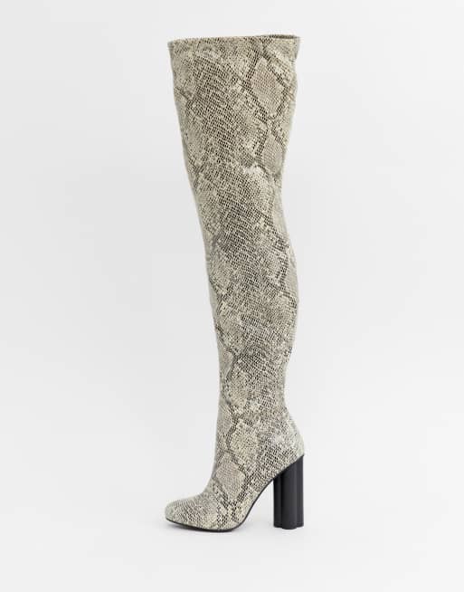Botas elásticas por encima de la rodilla con diseño de serpiente Kalise de ASOS DESIGN, 2 de 4
