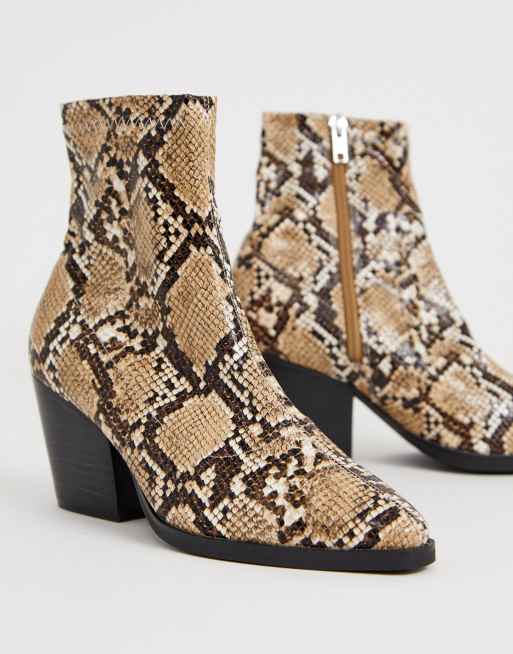 Botas estilo western con estampado de serpiente de Public Desire