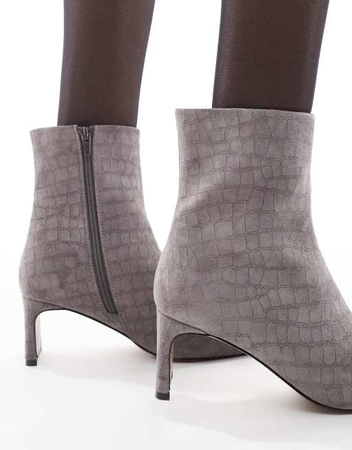 Botas grises efecto piel de cocodrilo con puntera fina y tacón bajo Bethal de schuh, 4 de 4
