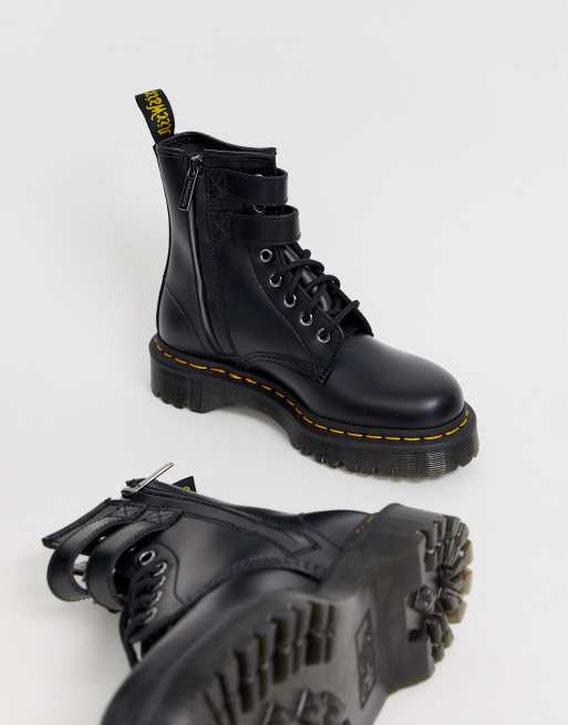 Botas gruesas con hebilla en cuero negro de Dr Martens