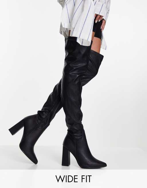 Botas hasta el muslo negras con tacón alto de efecto cuero de Truffle Collection Wide Fit