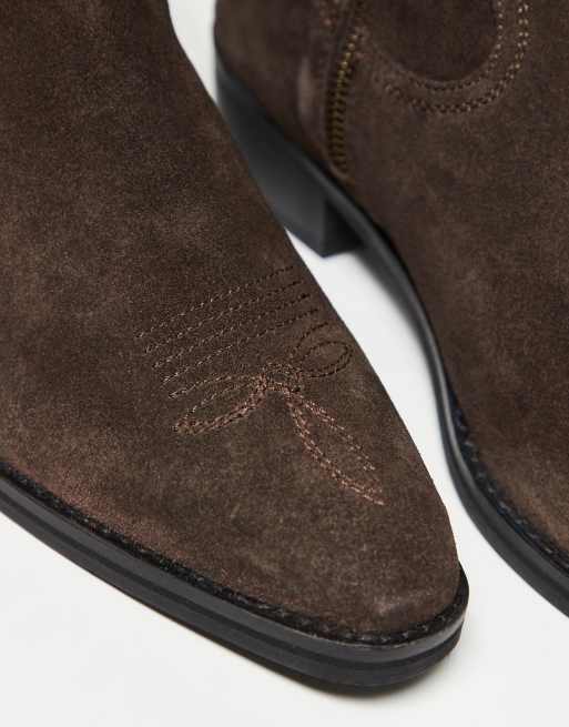Botas marrones con costuras de estilo wéstern y tacones cubanos de ante de ASOS DESIGN, 2 de 3