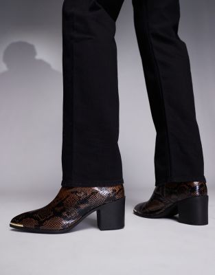 Botas marrones con tacón, ribete dorado y estampado de serpiente de ASOS DESIGN - view 1