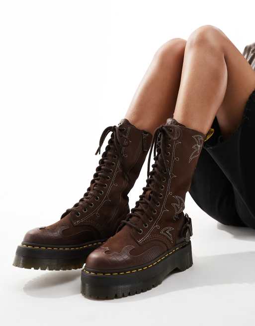 Botas marrones de estilo wéstern con 14 pares de ojales y suela Quad de ante de Dr. Martens