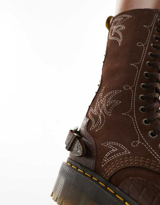 Botas marrones de estilo western con 14 pares de ojales y suela Quad de ante de Dr. Martens ASOS