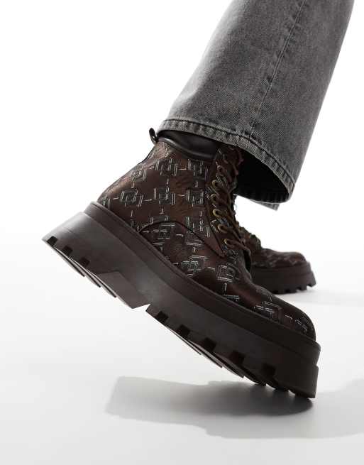 Botas marrones de estilo worker con cordones, monograma y suela gruesa de ASOS DESIGN, 2 de 4