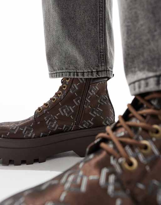 Botas marrones de estilo worker con cordones, monograma y suela gruesa de ASOS DESIGN, 3 de 4