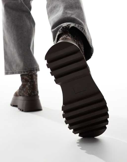 Botas marrones de estilo worker con cordones, monograma y suela gruesa de ASOS DESIGN, 4 de 4