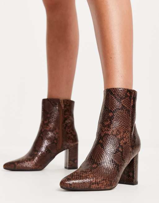 Botas marrones de tacón con estampado de serpiente y puntera en punta de  New Look | ASOS