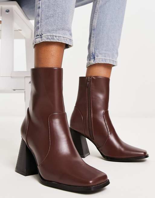 Botas marrones de tac n con puntera cuadrada de Urban Revivo ASOS