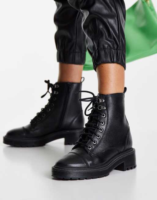 Chaise longue latitud Volcánico Botas militares negras clásicas con cordones de cuero de River Island | ASOS