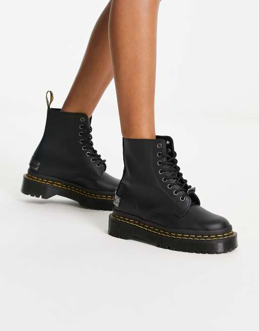 Botas negras con 8 pares de ojales diseño de pespuntes dobles de cuero de Dr Martens | ASOS