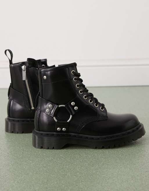 Botas negras con 8 pares de ojales y detalle de arnés 1460 de Dr Martens, 2 de 4