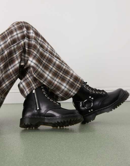 Botas negras con 8 pares de ojales y detalle de arnés 1460 de Dr Martens, 4 de 4
